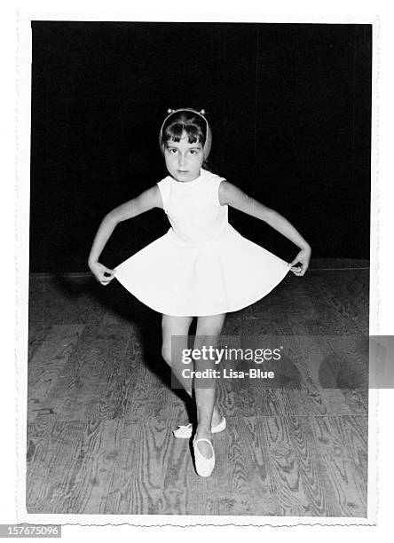 menina dança no palco em 1958.black e branco. - 1950s dance imagens e fotografias de stock