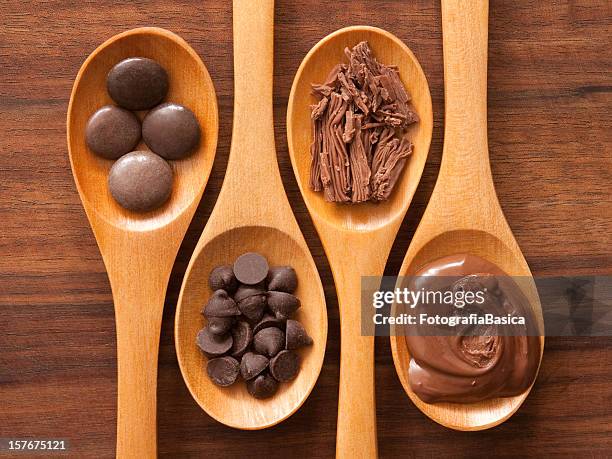 spoons e cioccolatini - cucchiaio di legno foto e immagini stock
