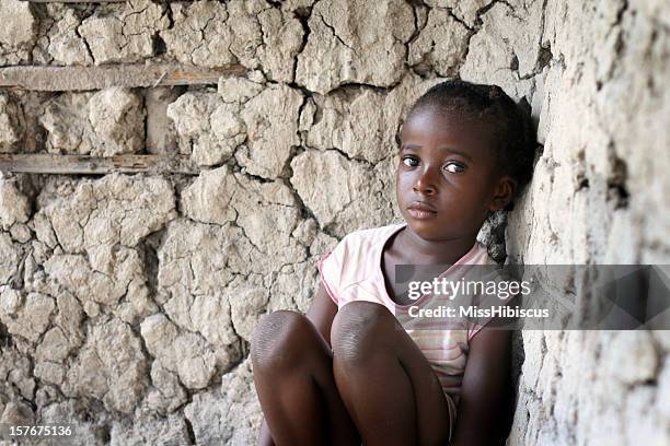 traurig afrikanische mädchen - poor man stock-fotos und bilder