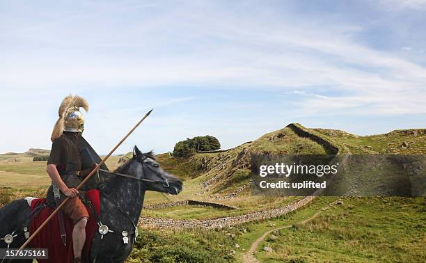 roman soldier guarding hadrians wall - britse cultuur stockfoto's en -beelden