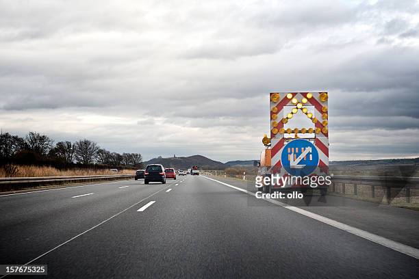 warnsignal auf dem highway-bauarbeiten vor ort - deutsche autobahn stock-fotos und bilder
