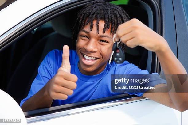 feliz teen driver - examen de conducir fotografías e imágenes de stock