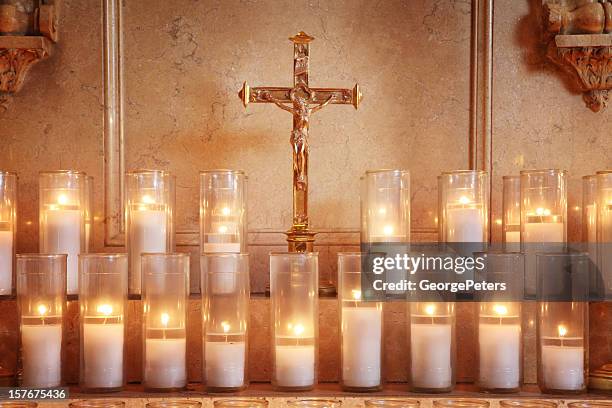 oración velas - iglesia católica romana fotografías e imágenes de stock