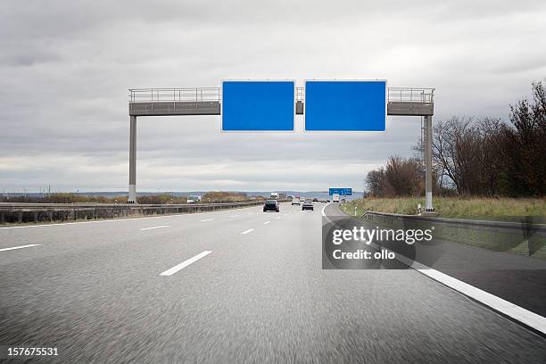 tedesca autobahn, vuoto cartello stradale-spazio di copia - autobahn foto e immagini stock