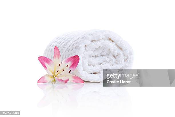 isolé serviette avec lily - white rose flower spa photos et images de collection