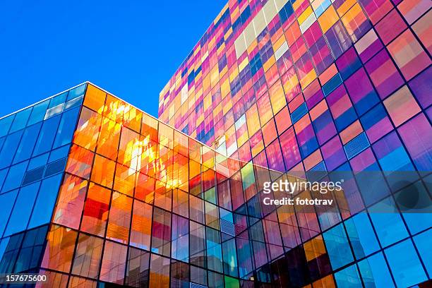 parete di vetro multicolore - torre struttura edile foto e immagini stock