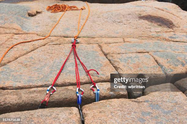 klettern ausrüstung - karabiner stock-fotos und bilder