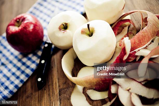 peeling apples - apple stockfoto's en -beelden