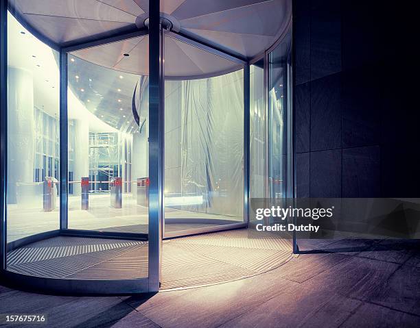 puerta giratoria de recién construido edificio de oficinas. - revolve fotografías e imágenes de stock