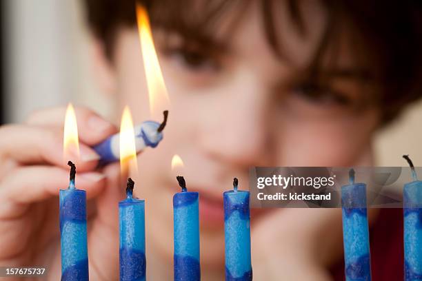 niño y menorá - menorah fotografías e imágenes de stock