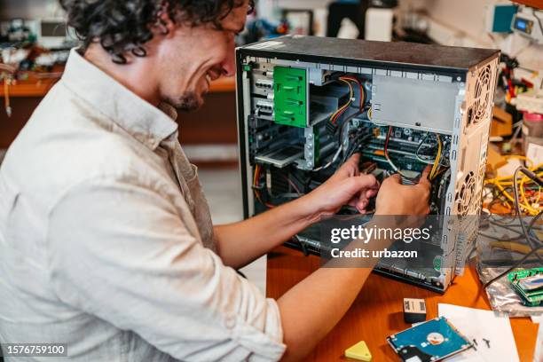 Messy Computer Repair Messy Workstation Photos and Premium High Res Pictures - Getty Images