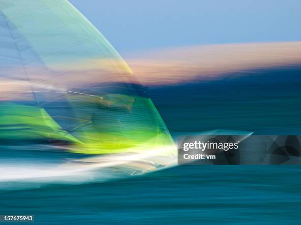toma panorámica tiro de windsurfer - windsurfing fotografías e imágenes de stock