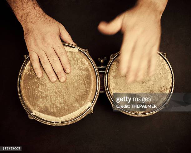 uomo suona indossato bongos - bongo foto e immagini stock