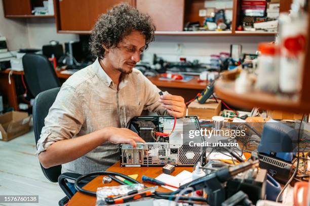 Man Installing Computer 721 Man Building A Personal Computer Stock Photos, High-Res Pictures ...