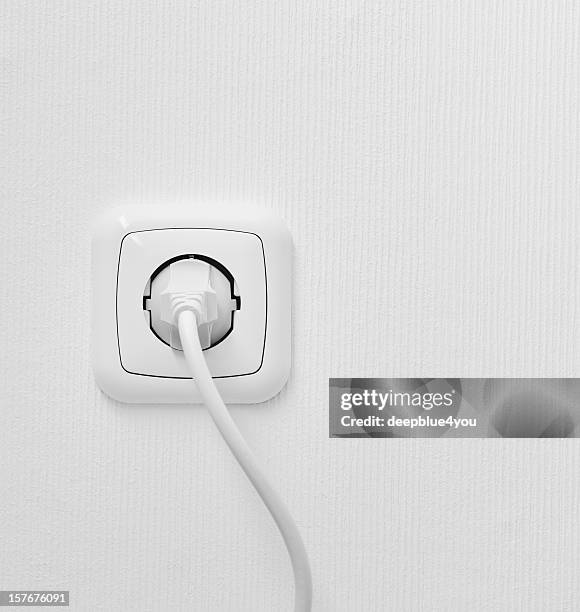 nuovo presa su un muro bianco con spina - power point foto e immagini stock