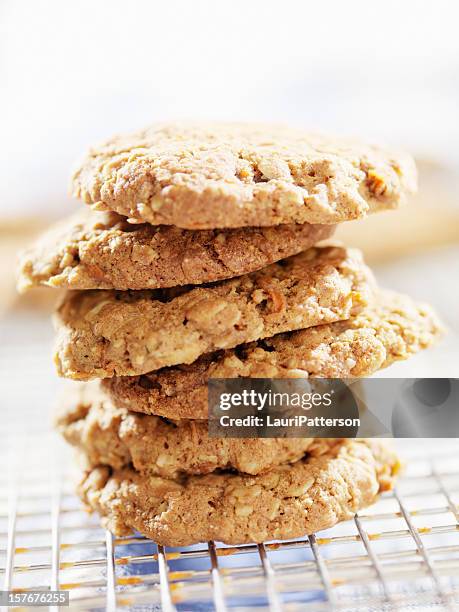 senza glutine cookie su un rack di raffreddamento - gluten free foto e immagini stock