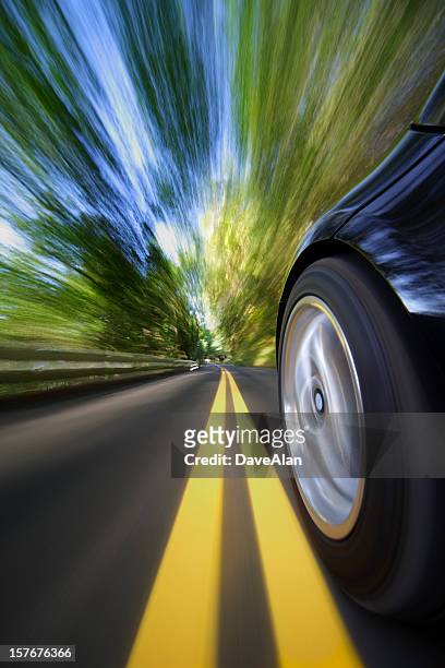 auto sportiva velocità. - linea gialla foto e immagini stock