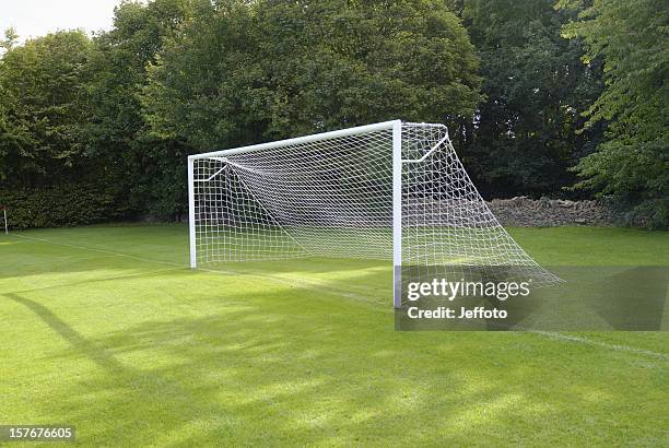 vacío red de la portería - soccer goal fotografías e imágenes de stock