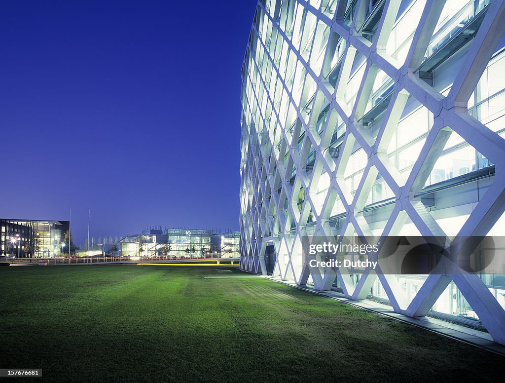 Futuristico office park di notte.