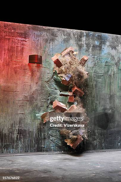 explosion de mur - casser mur photos et images de collection