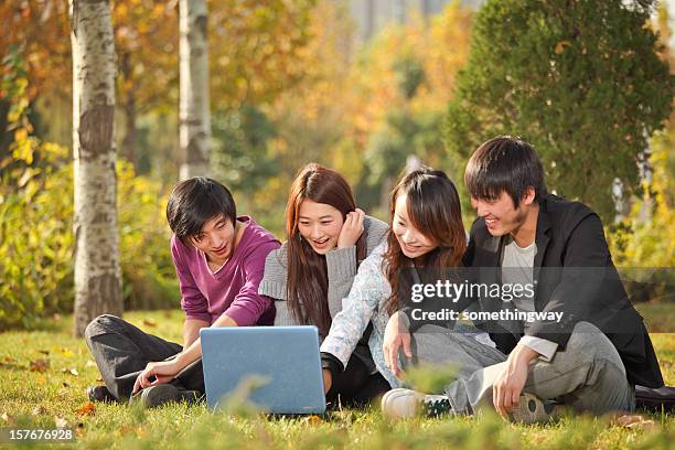 china college student en jugando al aire libre - asian college girls fotografías e imágenes de stock