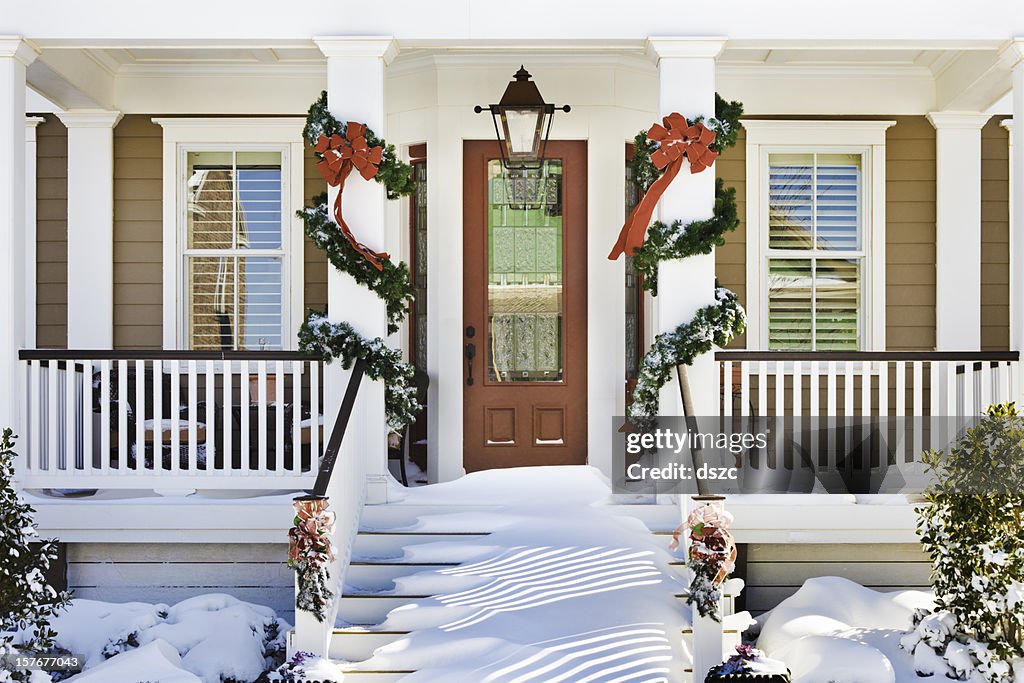 Einladende Weihnachten der Flur mit Treppen Schnee auf der Veranda