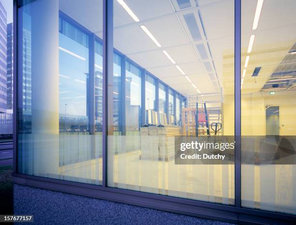finestra di recente costruzione spazio ufficio vuoto. - luce fluorescente foto e immagini stock