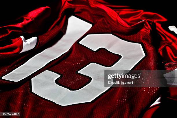 rote und weiße jersey - sporttrikot stock-fotos und bilder