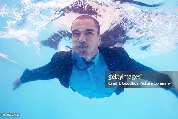 business mann, schwimmen unter wasser im pool mit einem anzug - schwimmbad leiter stock-fotos und bilder