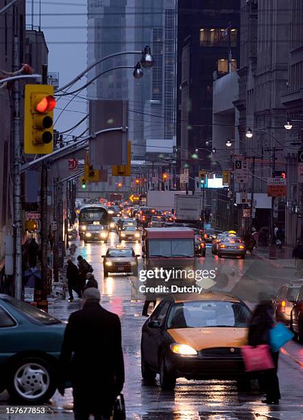 longue heures de pointe du trafic de bay street, à toronto, au canada. - bay street photos et images de collection