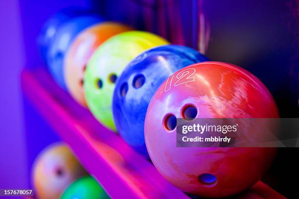 bolas de bolo en estantes de bola - bowling alley fotografías e imágenes de stock