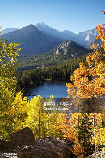 秋の日の出湖 - rocky mountain national park ストックフォトと画像