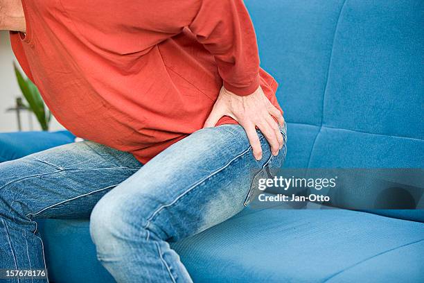 douleurs aux hanches - thigh stock photos et images de collection