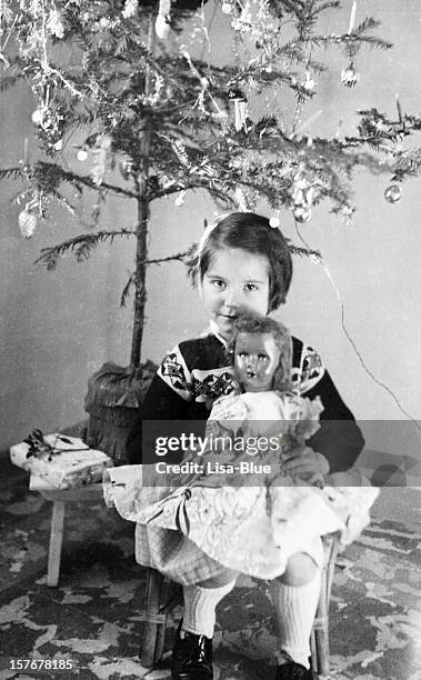 little girl under christmas tree in 1958.black and white - 1955 bildbanksfoton och bilder