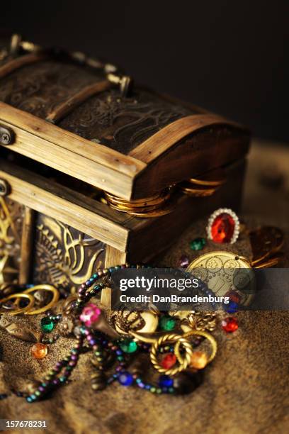buried pirates treasure chest - schatkist stockfoto's en -beelden