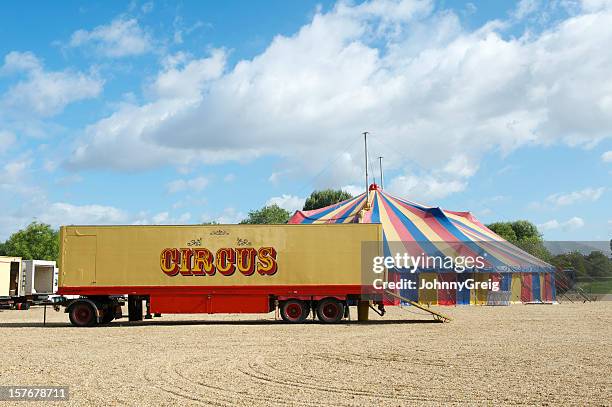 circus lkw und big top - zirkuszelt stock-fotos und bilder