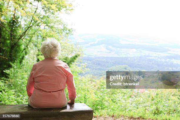 retirement - lonely person - weduwe stockfoto's en -beelden