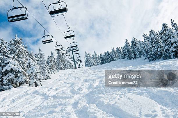 elevador para cadeira em na paisagem de inverno - ski slope imagens e fotografias de stock