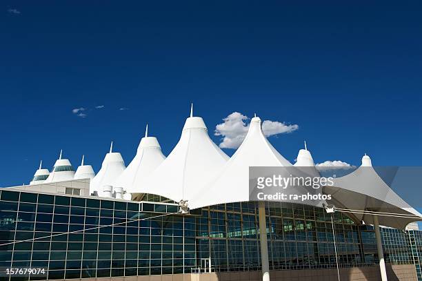 moderne architektur in denver airport - denver international airport stock-fotos und bilder