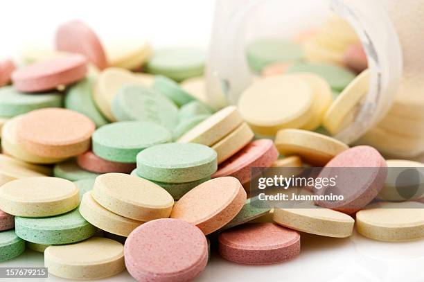 multicolored antacid tablets - alkaline stockfoto's en -beelden