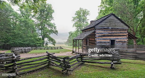 pioneer blockhütte mit split rail fence - sprossenzaun stock-fotos und bilder