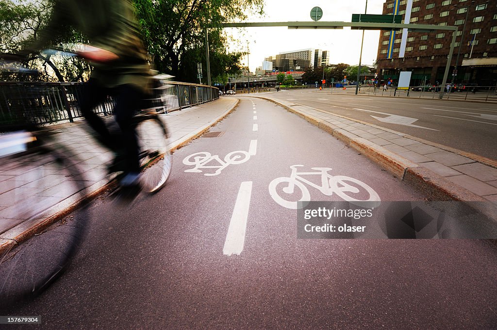 Jeune adulte à vélo dans la ville