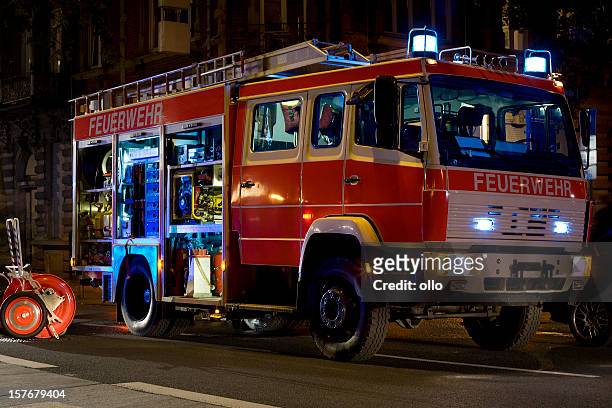 ドイツ消防士トラックでの是正活動の夜 - fire engine ストックフォトと画像