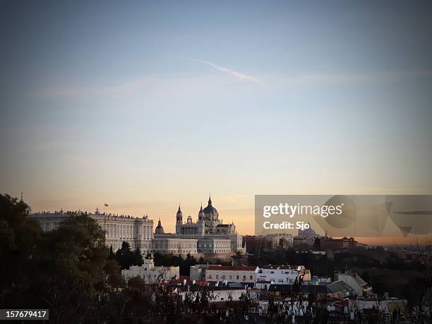 view on madrid - koninklijk paleis van madrid stockfoto's en -beelden