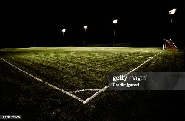 campo de futebol à noite - soccer field empty night imagens e fotografias de stock