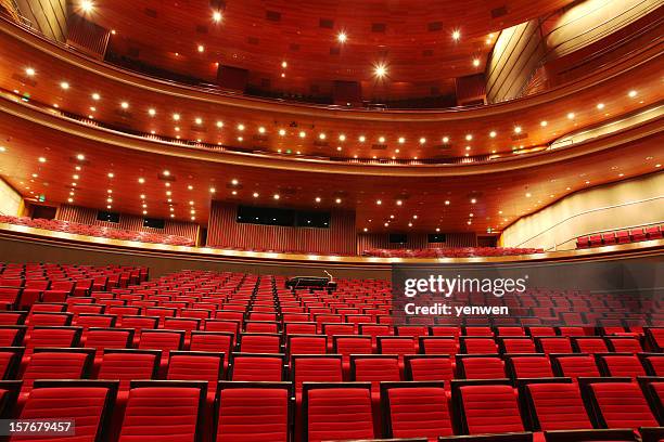 sedili rosso teatro - teatro lirico foto e immagini stock