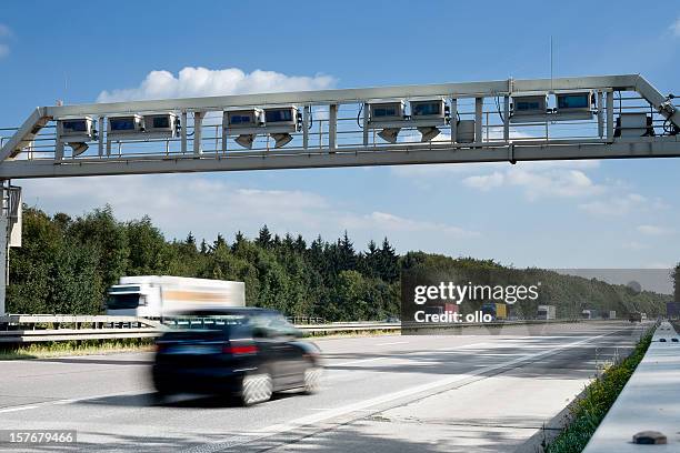 camión y la carretera con peaje sistema alemán de control gantry - peaje fotografías e imágenes de stock