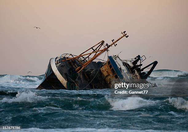 fishing vessel boat aground on sea - shipwreck 個照片及圖片檔