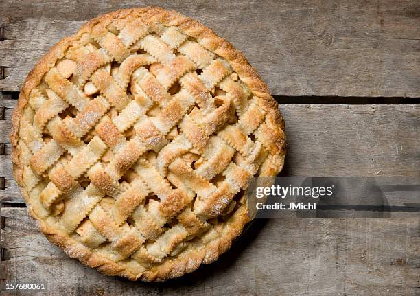 apfelkuchen mit gittermuster-kruste auf rustikalen holz-box. - dessertpasteten stock-fotos und bilder