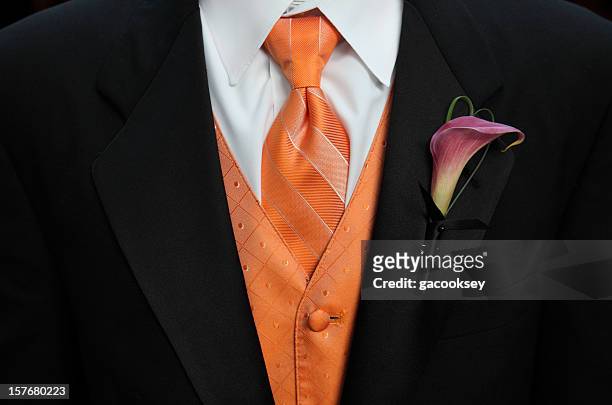 anzug mit krawatte und weste mit orange - lapel stock-fotos und bilder
